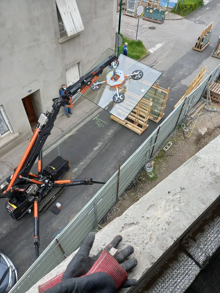 Changement de vitrage isolant sur batiment avec aide à la pose à Meximieux pres de Lyon