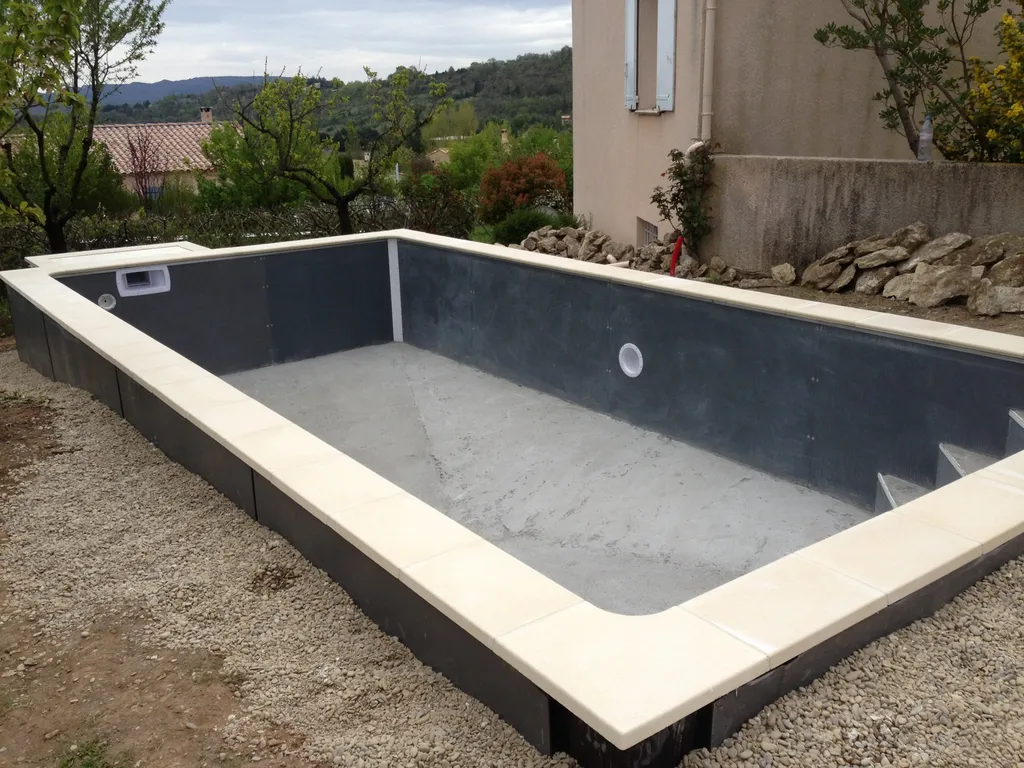 Margelles pierre reconstitué Kit Iké'One piscine béton par Aquarev'Piscines à Forcalquier 04300