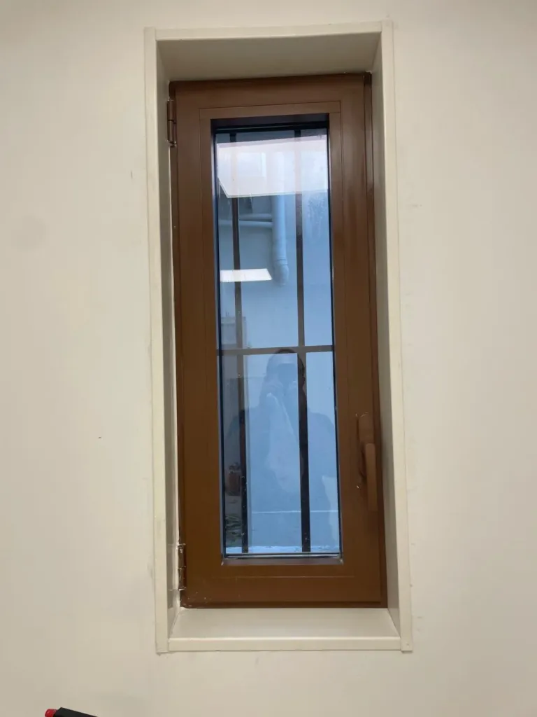 Pose de 3 fenêtres en aluminium marron pour bureau à Toulouse