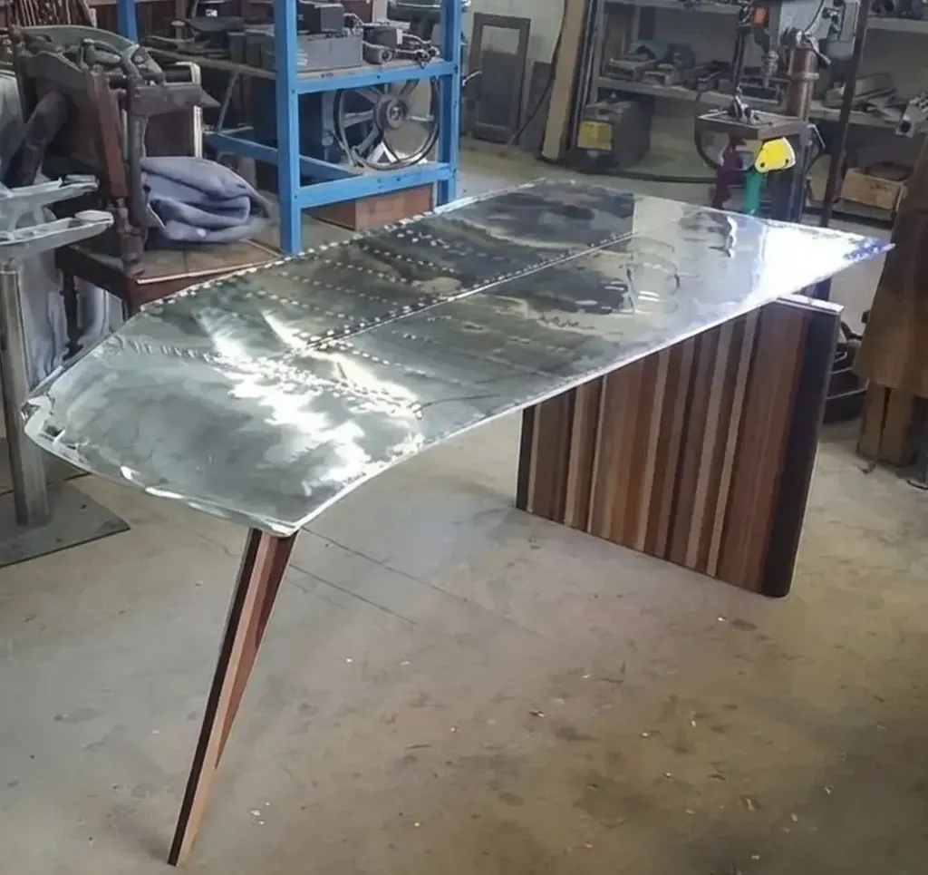 Conception de meuble de bureau design près de Pertuis 84, en bois et métal avec aile de mirage III