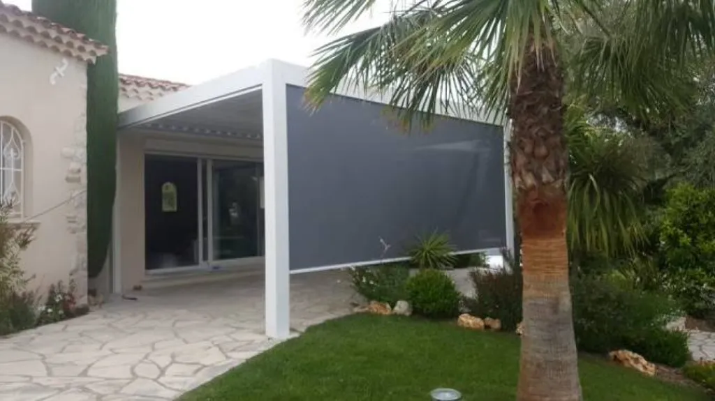 Installer un store toiles vertical sur une pergola bioclimatique à Cannes