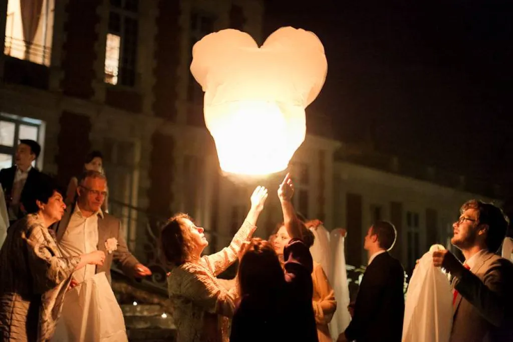 organisez un lâcher de lanternes volantes mariage