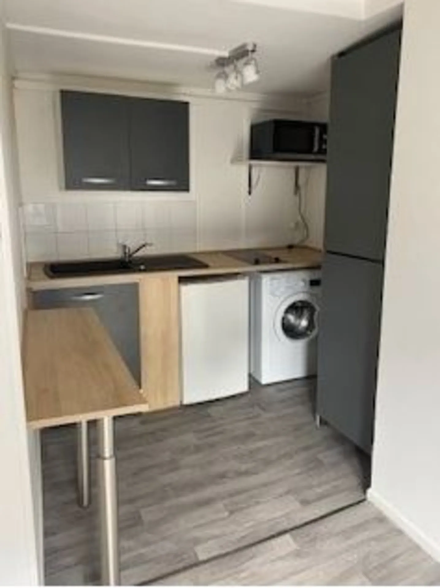 Studio de 24.82m² à la location, rue Dinanderie à Rouen, 465€ charges comprises