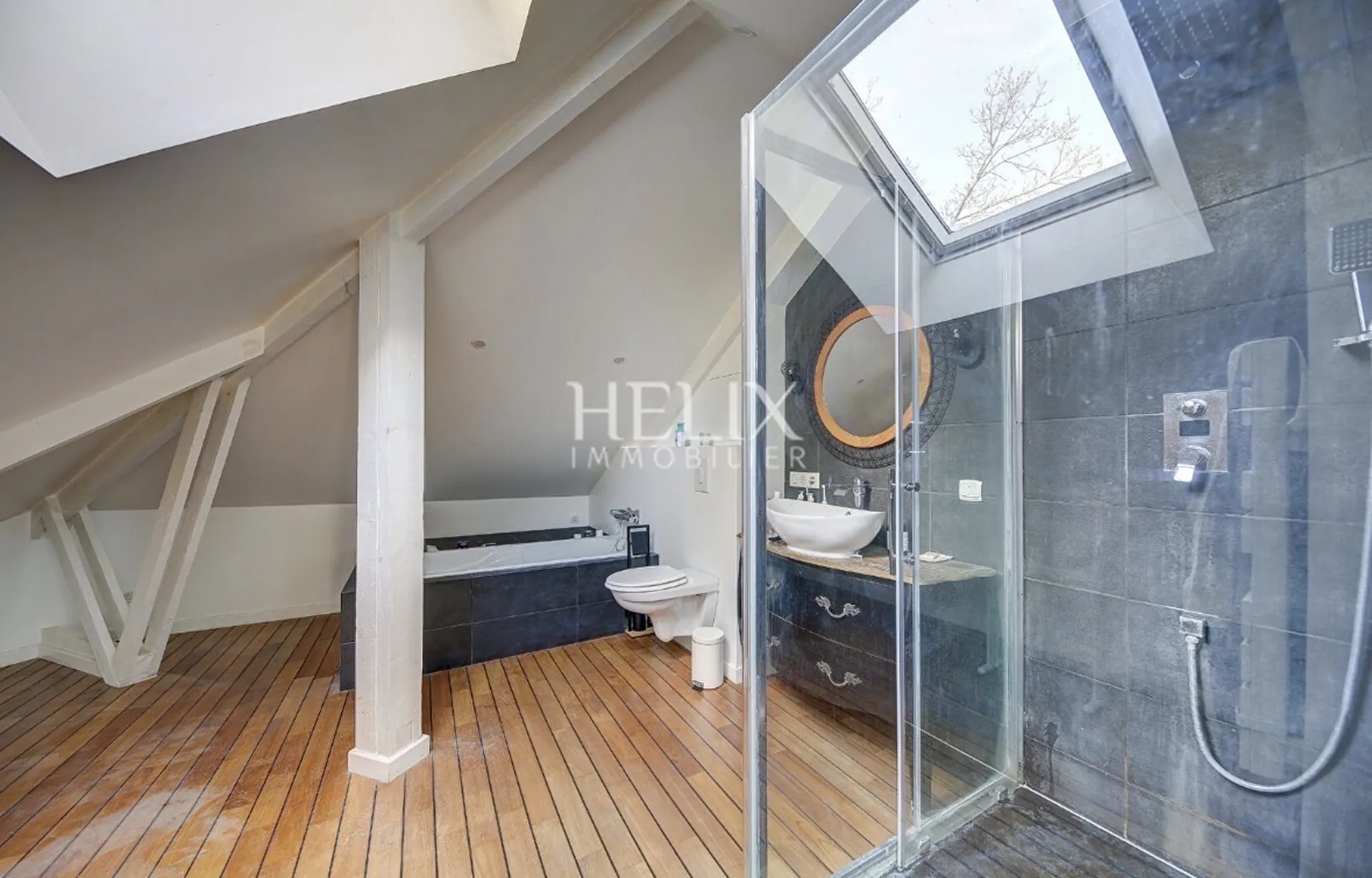 Exclusivité à Le Vésinet à vendre une belle maison familiale de 250 M² avec grand parc arboré à 3 minutes du parc des Ibis.