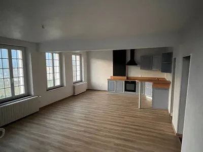 A louer : F3 au 1er étage d'une maison de ville avec terrasse, jardinet et bâtiment