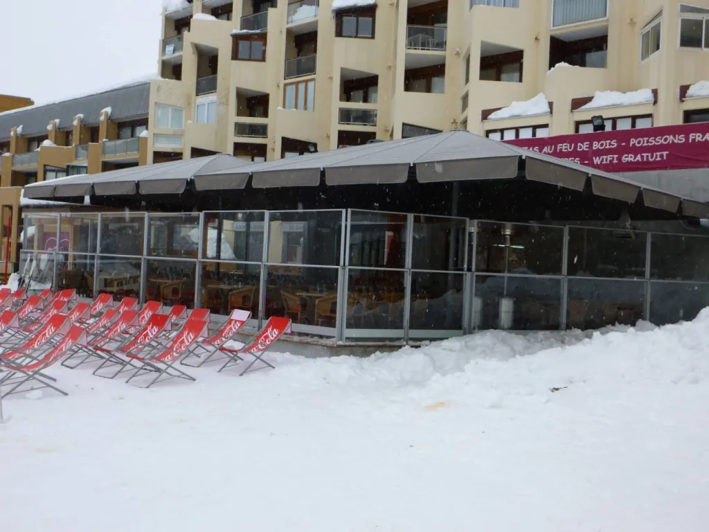 Installation de paravent réglable sur la terrasse du restaurant La Marmotte