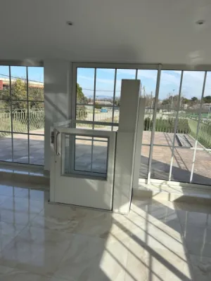 Portillon en partie haute pour cet élévateur vertical NAMILIFT installé sur 2 niveaux près d'Aix en Provence