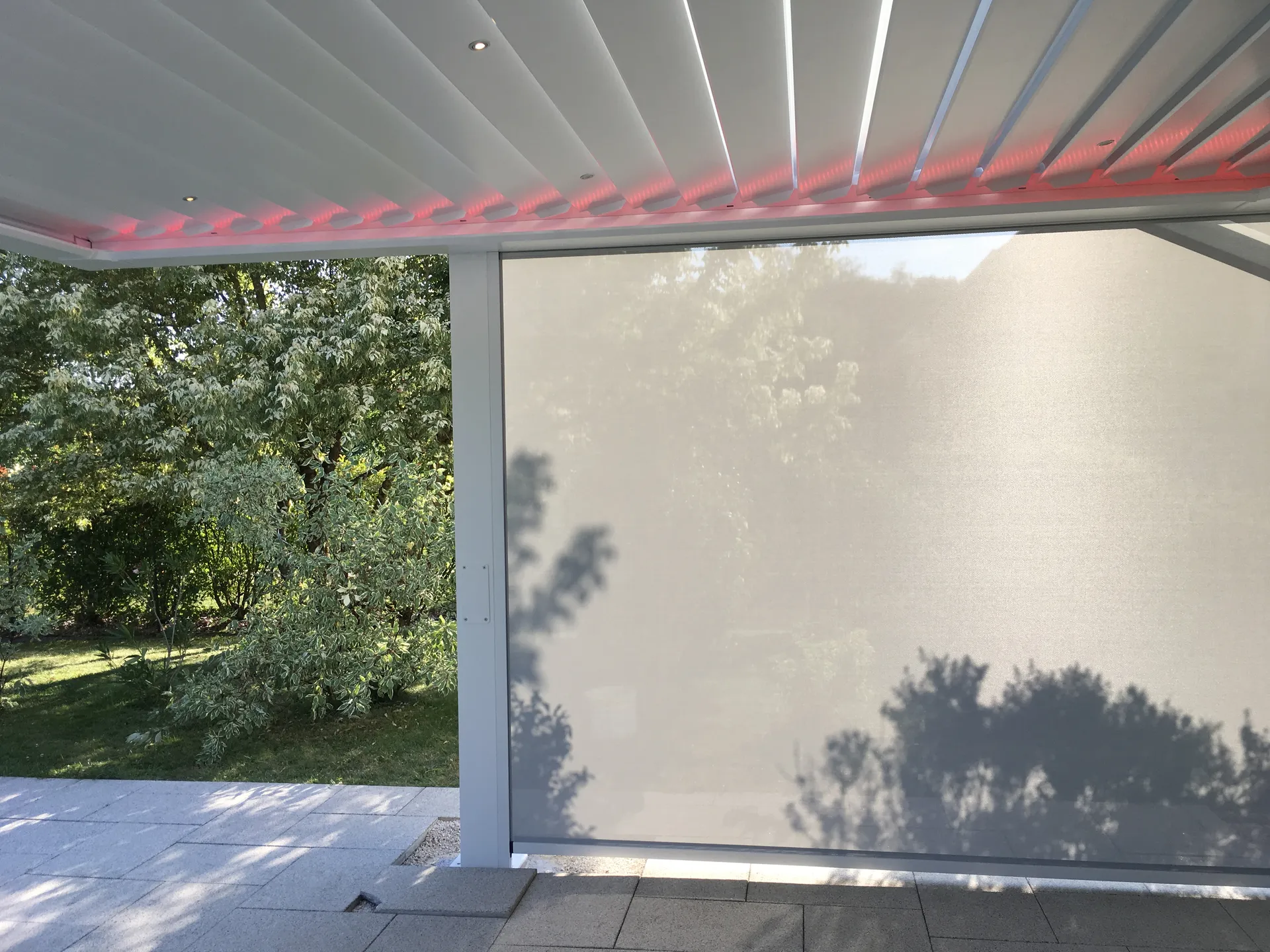Pergola aluminium à Belfort conçue et installée par SB CONCEPT. Structure renforcée, toiture étanche, gestion intégrée des eaux pluviales
