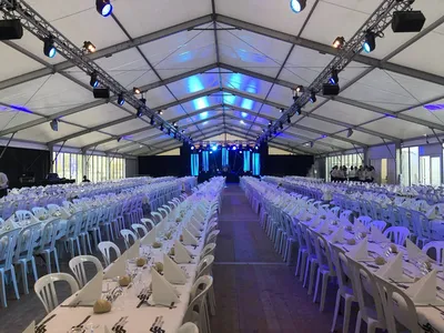 Montage et équipement lumière et mobilier d'une structure 20*50m entièrement bardée pour un séminaire professionnel de 800 personnes à La Seyne-sur-Mer près de Toulon