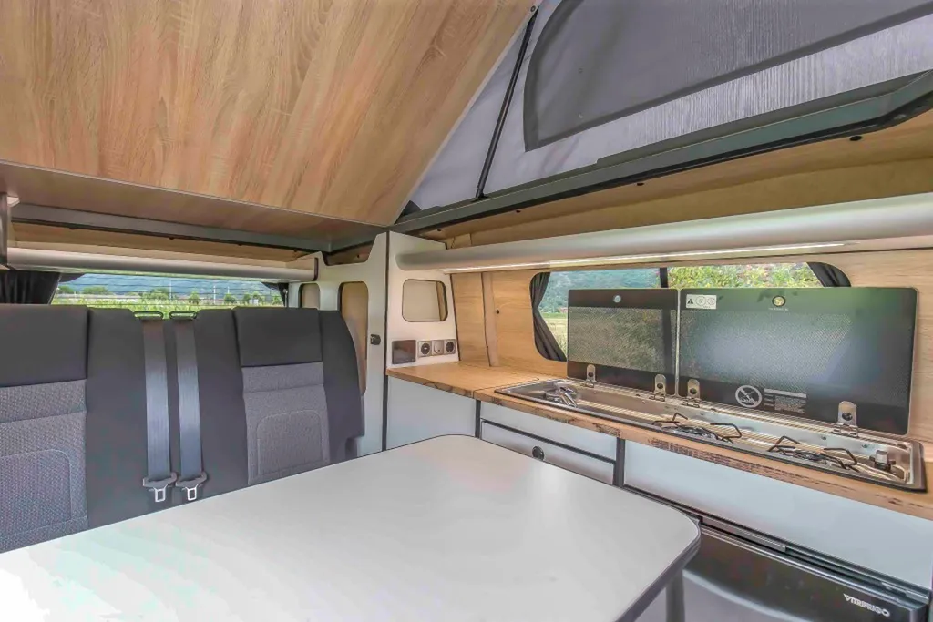 Aménagement intérieur sur-mesure Peugeot Expert Medium finition bois clair et façades blanches à Lyon dans le Rhône