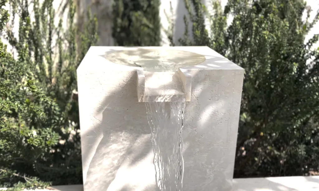 Fontaine extérieure en pierre naturelle réalisée sur mesure pour un jardin élégant.