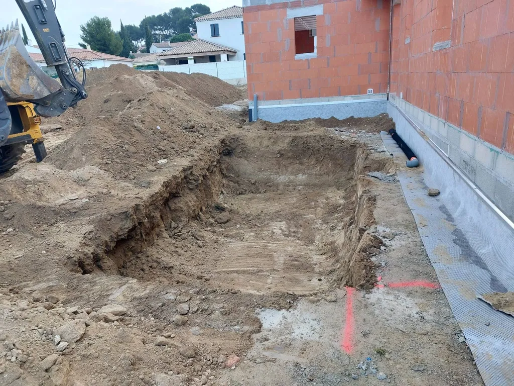 Société de terrassement pour création d'un bassin de rétention et réglage des terres autour d'une villa à Allauch