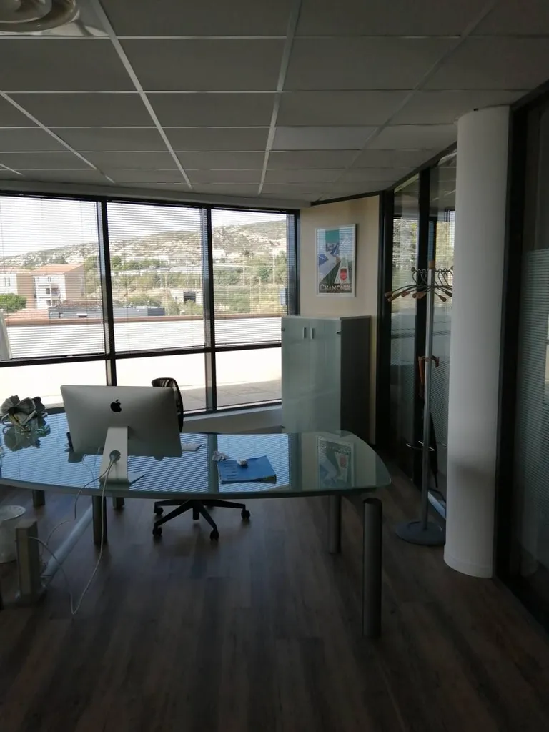 Fourniture et pose de stores vénitiens Protection solaire pour baies vitrées bureaux d'entreprise Toulon la Farlede 