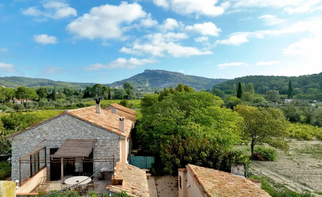 Vente  bâtisse Cassis  au milieu des vignes dans environnement de qualité