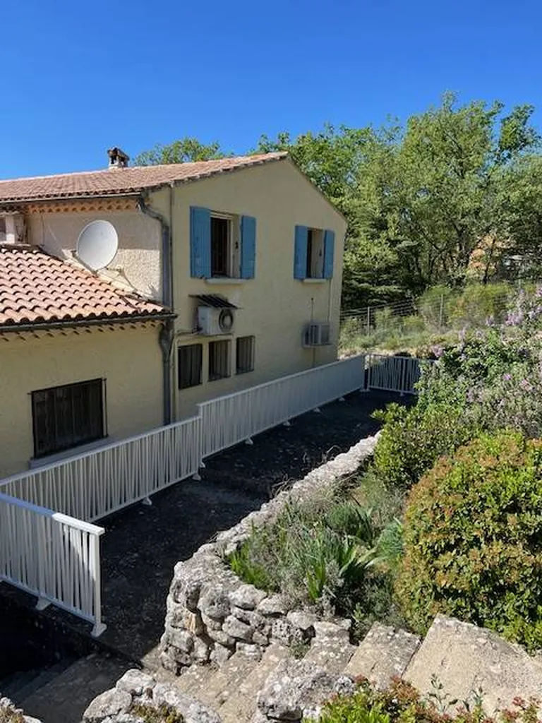 Installation de garde-corps en aluminium Blanc de la marque Kostum à Apt dans le Luberon 84