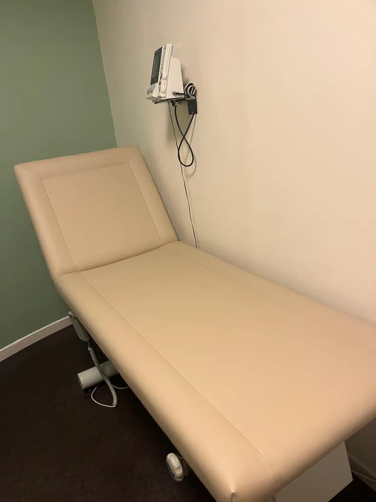 Rénovation de table médicale – Réfection professionnelle de mobilier médical proche de Bordeaux 