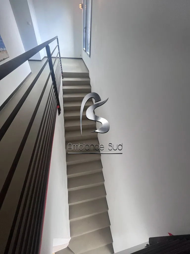 Moderniser un escalier avec du béton ciré taloché à Sanary-sur-Mer près de Six-Fours-les-plages