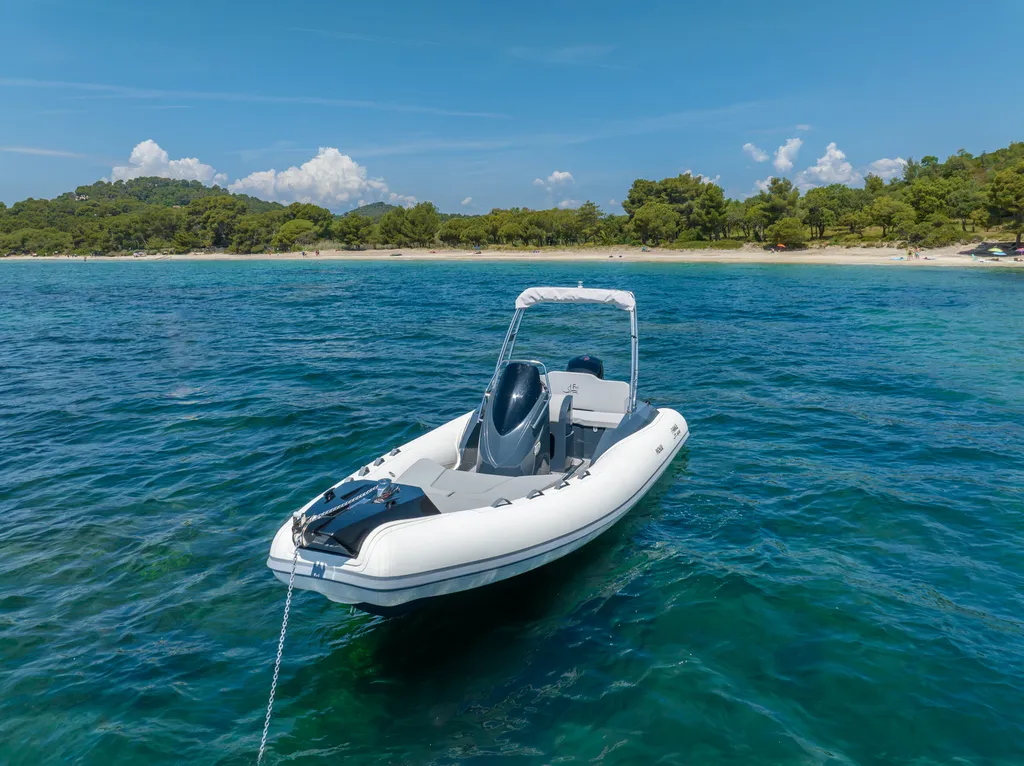 A louer semi-rigide Fanale 600 Pichju à Bandol : le bateau idéal pour vos sorties côtières