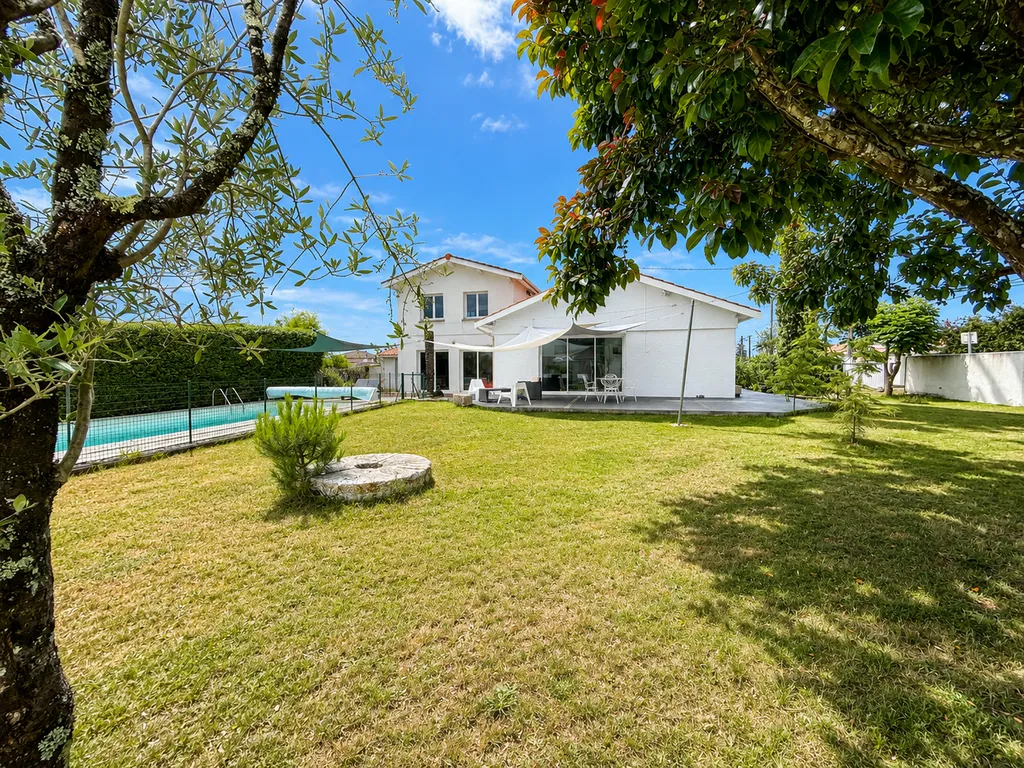 Maison familiale de 170m² 4 chambres , 5 possible à vendre   :  piscine sur une parcelle de 1000 M2 de terrain clôturé sans vis à vis  