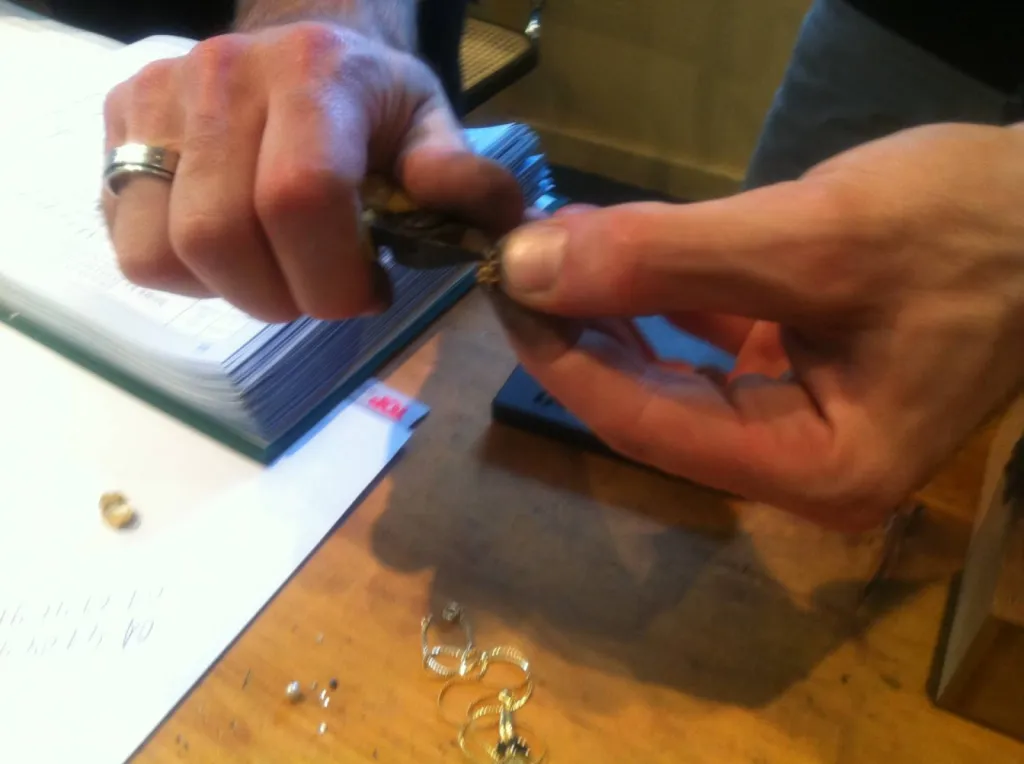 nous ne reprenons pas les pierres précieuses ni les perles de culture