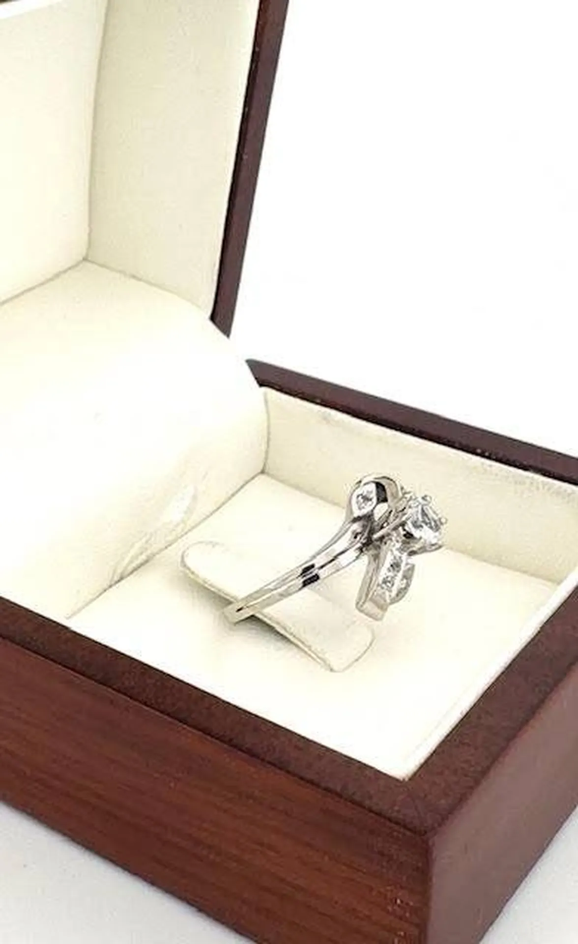 Élégance et Éclat : Une Bague en Or Blanc et Diamants à La Teste de Buch chez Or Ligne