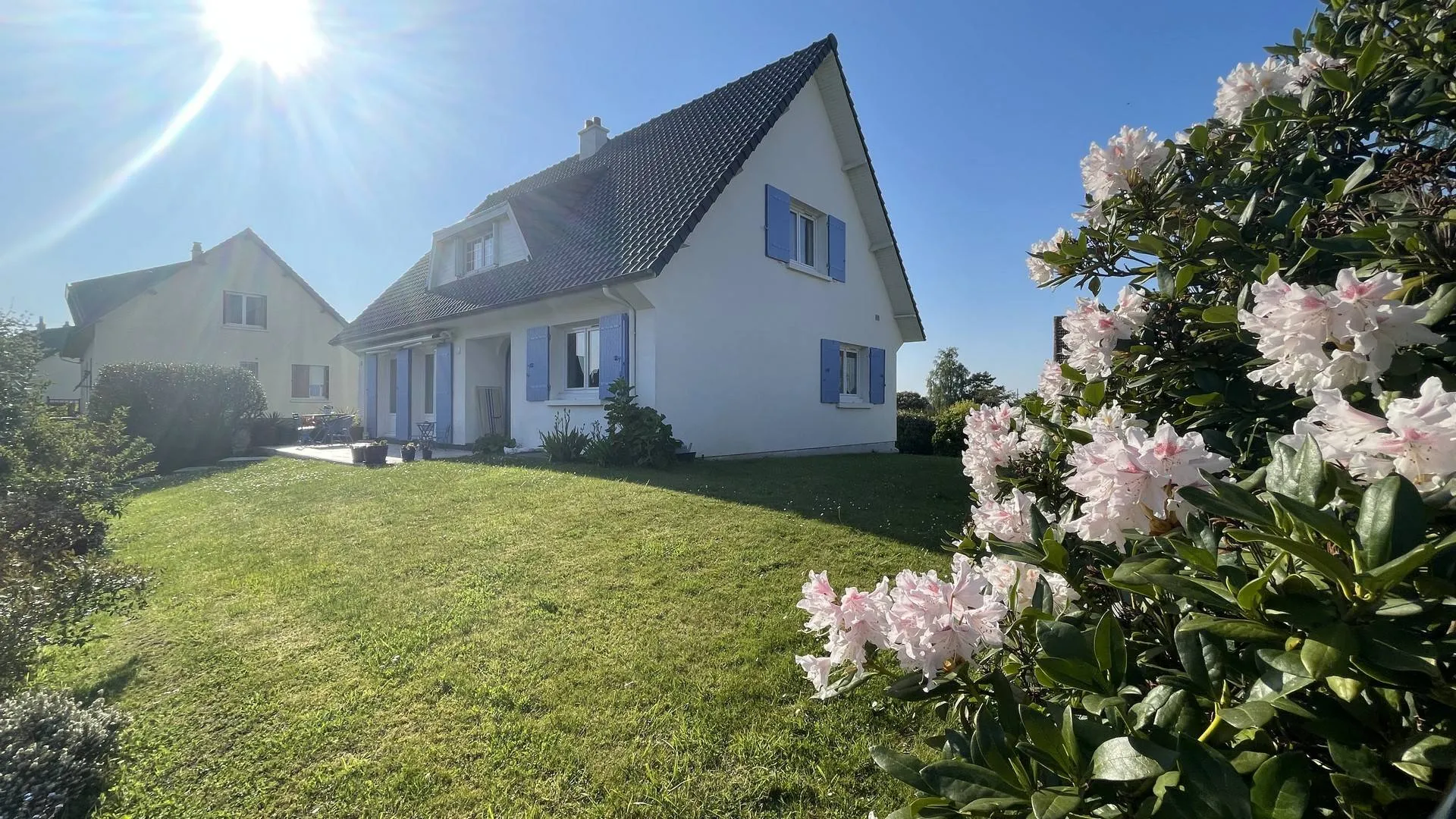 À vendre à Dieppe : Maison familiale de 135 m² : Située dans un quartier résidentiel calme, idéale pour accueillir une grande famille.