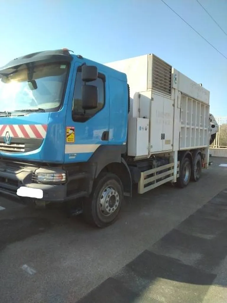 Excavatrice aspiratrice pour traitement de matières sèches