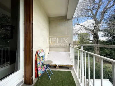 Magnifique appartement meublé traversant 3 chambres, 3 balcons, box, résidence de standing avec ascenseur et gardien, vue sur le parc du Château de Saint-Germain-en-Laye