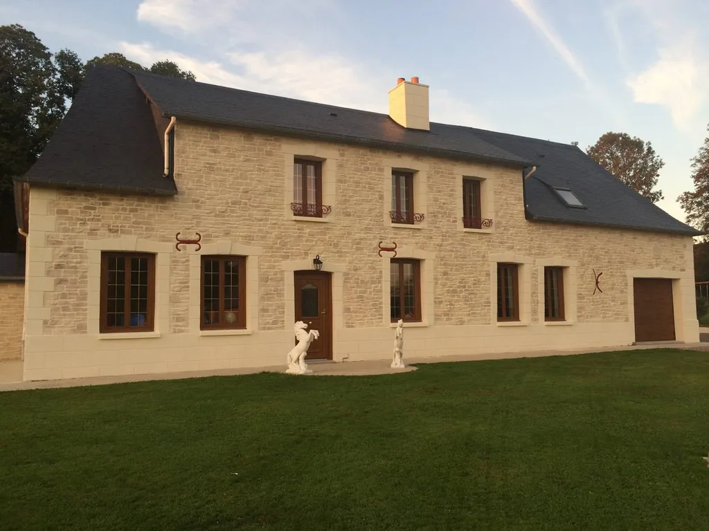 Réalisation d'un ravalement à la chaux sur maison en briques proche de Pavilly 76