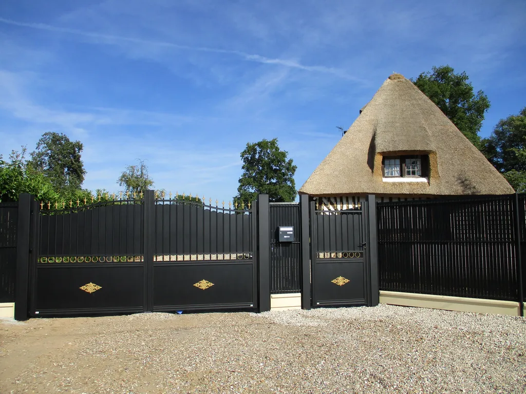 Installation d'Ensembles de Fermeture Extérieure sur Mesure : Portails, Portillons et Clôtures Coordonnés en Aluminium pour Projets Résidentiels à Bernay dans l’Eure 27