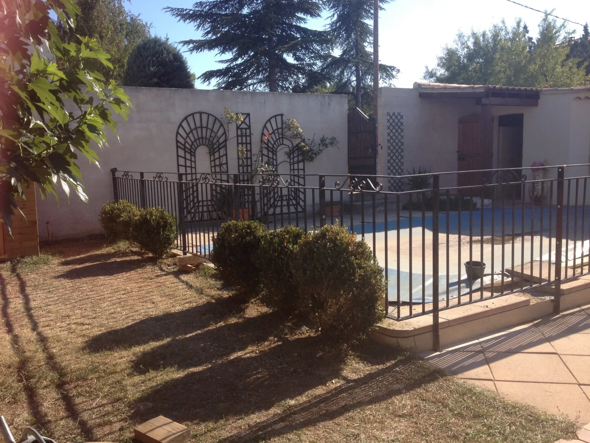 FABRICATION ET POSE BARRIERES SECURITE CLOTURE EN FER FORGE POUR  MISE EN SECURITE PISCINE  SAINT VICTORET 13 BDR PACA