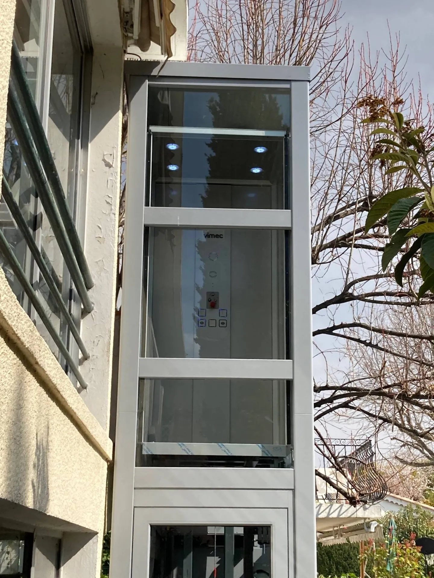 Totale transparence du pylone en verre servant de strcuture autopoteuse à l'ascenseur privatif installé près de Marseille Totale transparence du pylone en verre servant de strcuture autopoteuse à l'ascenseur privatif installé près de Marseille