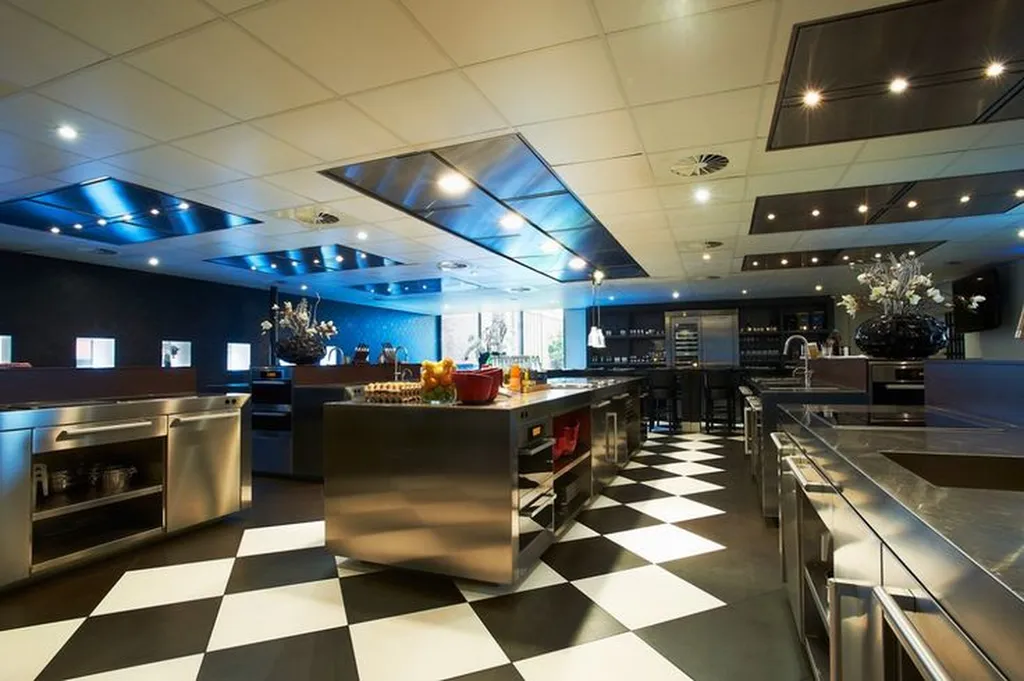 Plans de travail inox et hotte aspirante pour cours de cuisine Paris