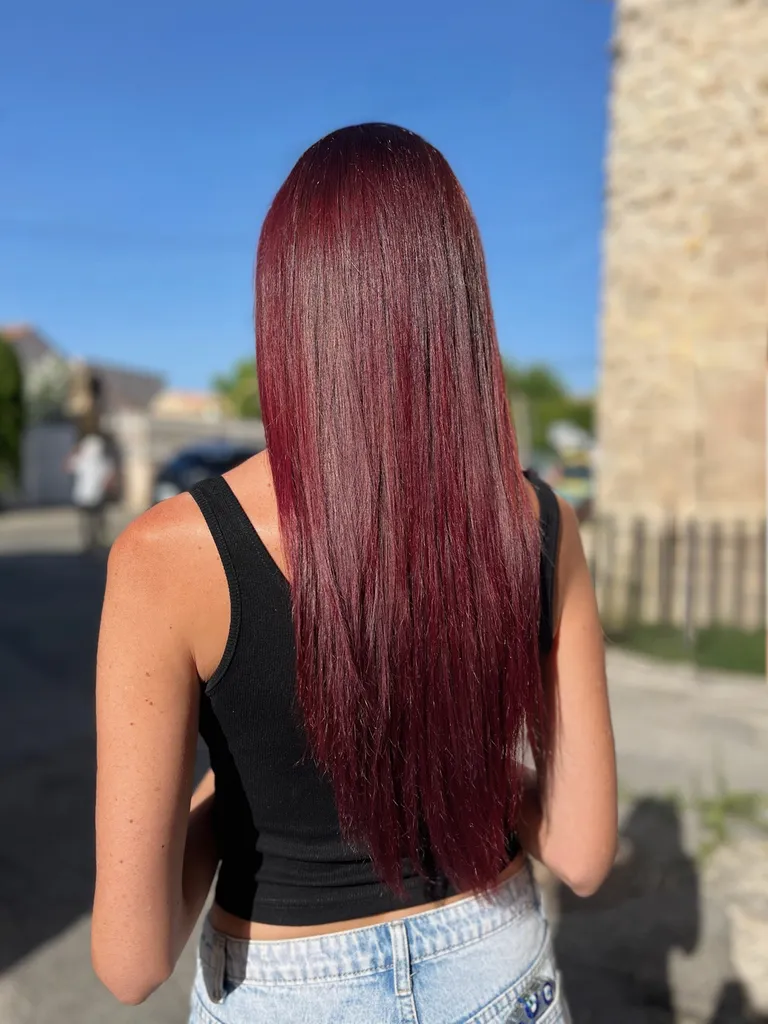 coloration rouge bordeaux pour un été lumineux à Vitrolles 