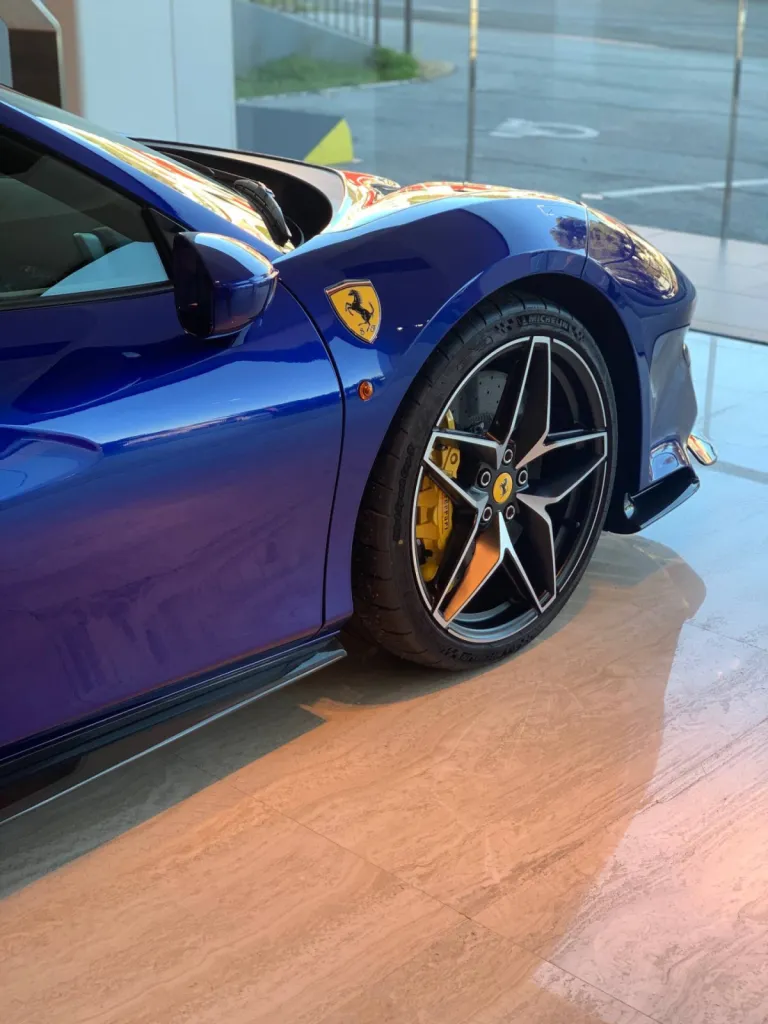 Pose protection céramique sur Ferrari neuve à Cannes