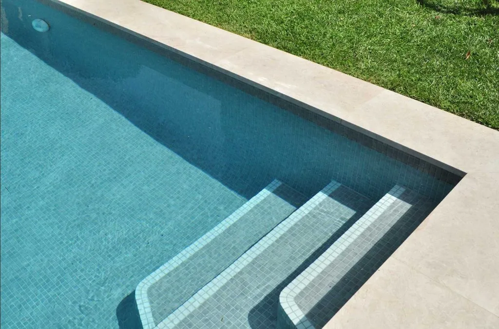 piscine azur pierre mosaique