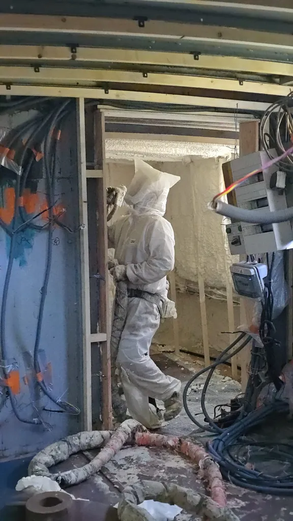 Péniche Toulouse : Isolation par mousse polyuréthane projetée cellules fermées, étanche et durable -BIMPP/JLBE, expert en isolation