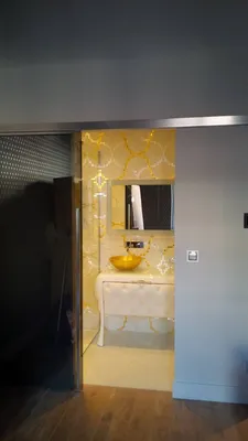 petite salle d'eau dorée mosaique