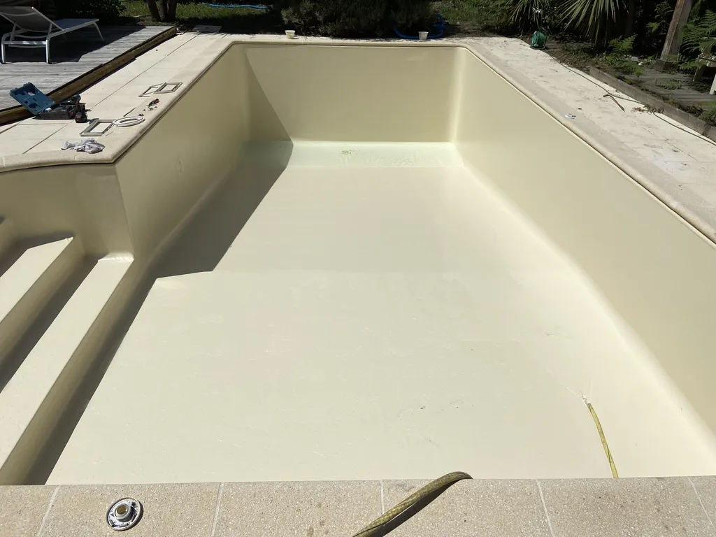 Changement de liner sable sur piscine maçonnée avec escalier roman à Le Pian Médoc