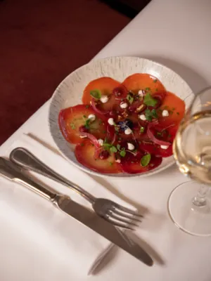 Carpaccio de betteraves Chioggia marinées, crème de raifort et noix de pécan
