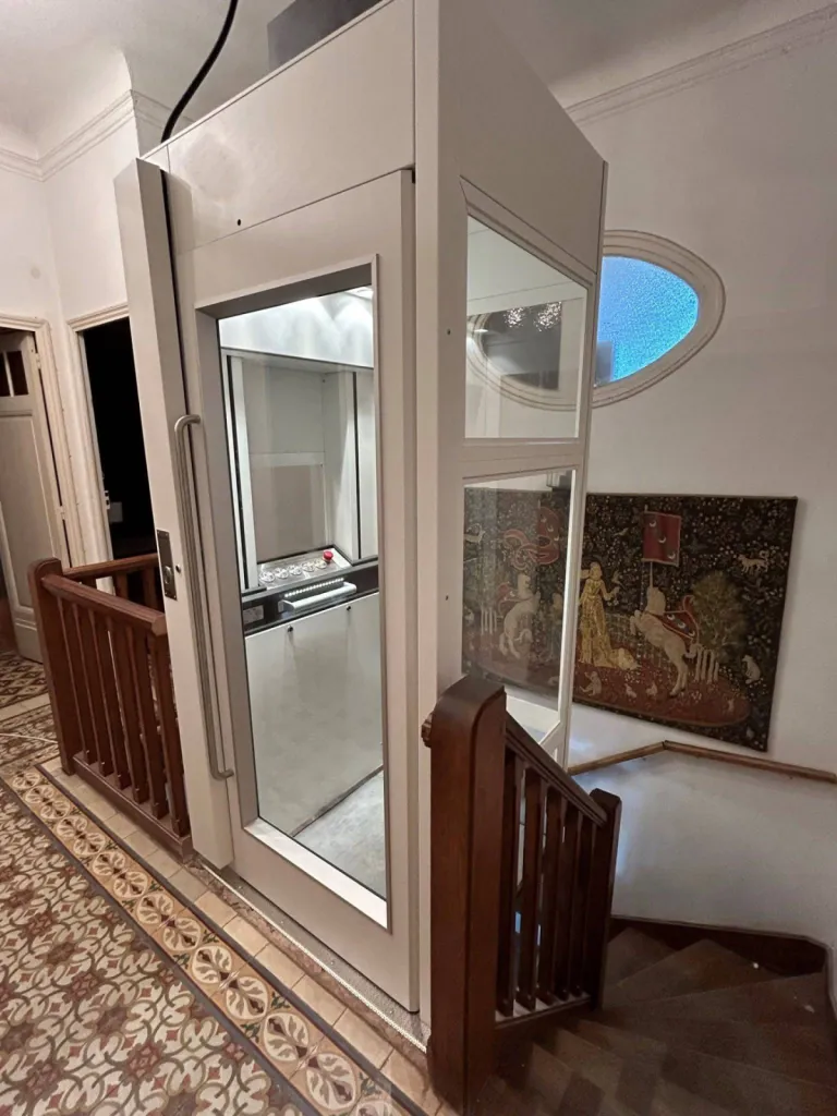Préservation de la luminosité au dernier étage avec cet ascenseur de maison NAMILIFT PL 501 dans le jour de l'escalier dans cette maison d'octogénaires à Marseille