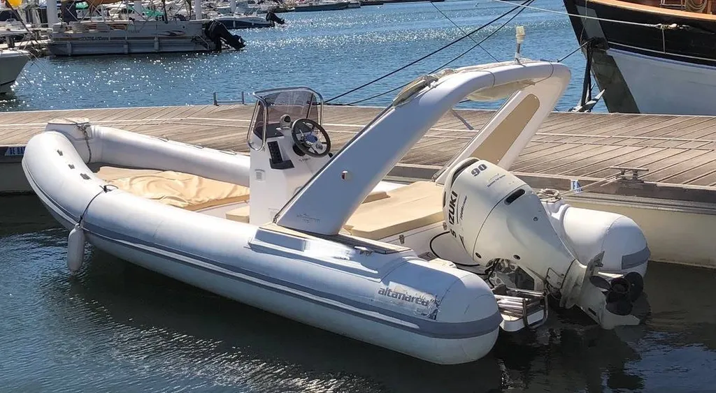 Vente bateau pneumatique d'occasion près de Toulon 