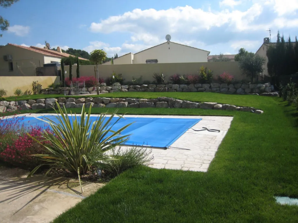 aménagement jardin mediterranéen autour d'une piscine à proximité de Vitrolles 13127