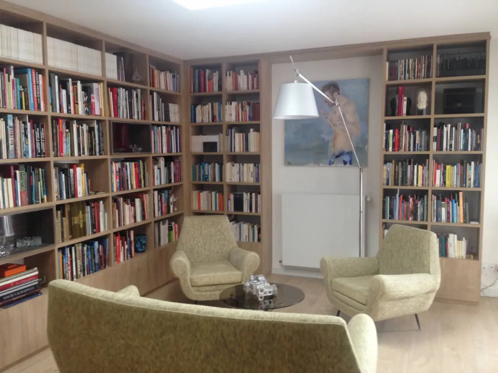 Réalisation d’une très grande bibliothèque de 10 mètres de long en coloris chêne sur l’Isle jourdain dans le Gers