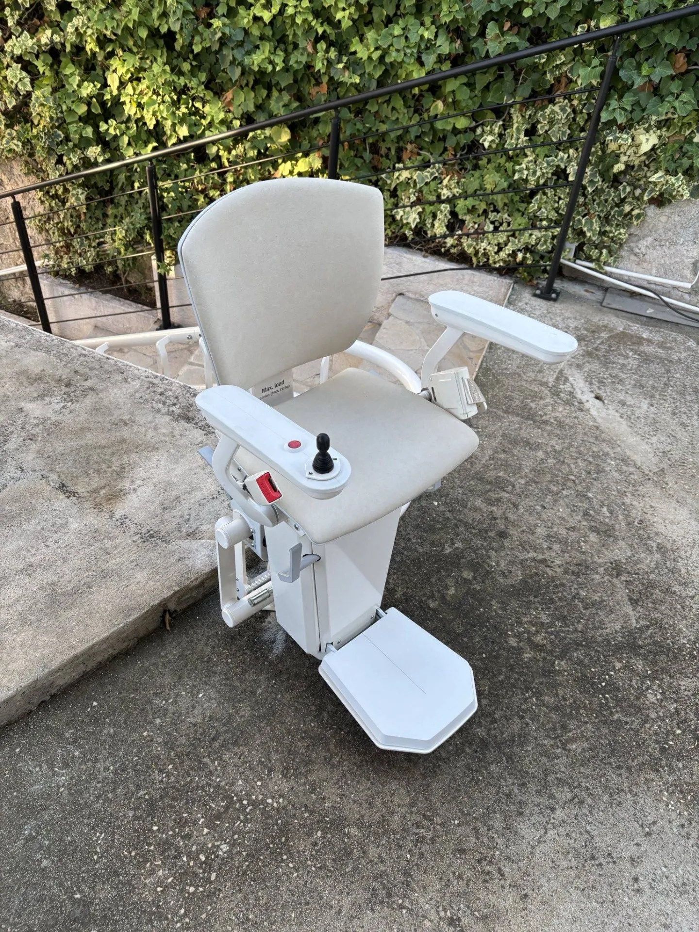 Fauteuil monte escalier OTOLIFT TWO spécifique pour l'extérieur installé à Marseille dans un escalier tournant