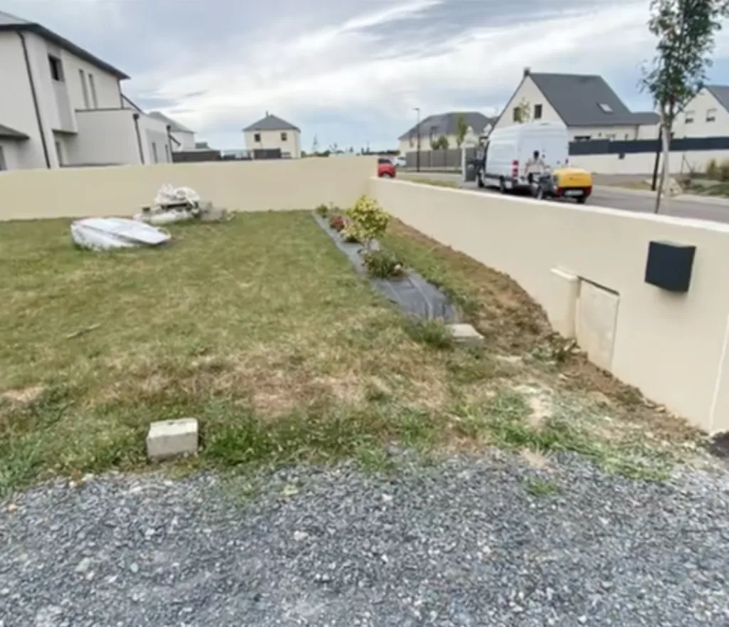 Pose d'un enduit projeté sur des murs de clôtures