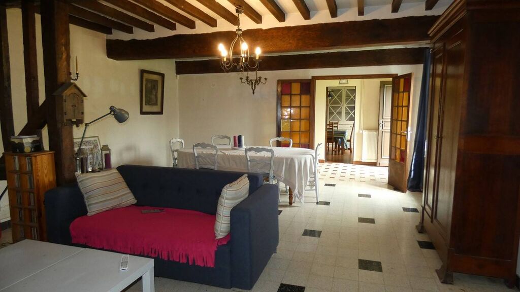 À vendre : Magnifique propriété Normande de caractère, 6 chambres, grand séjour, cuisine aménagée, et jardin de 1500m². Confort et charme assurés.
