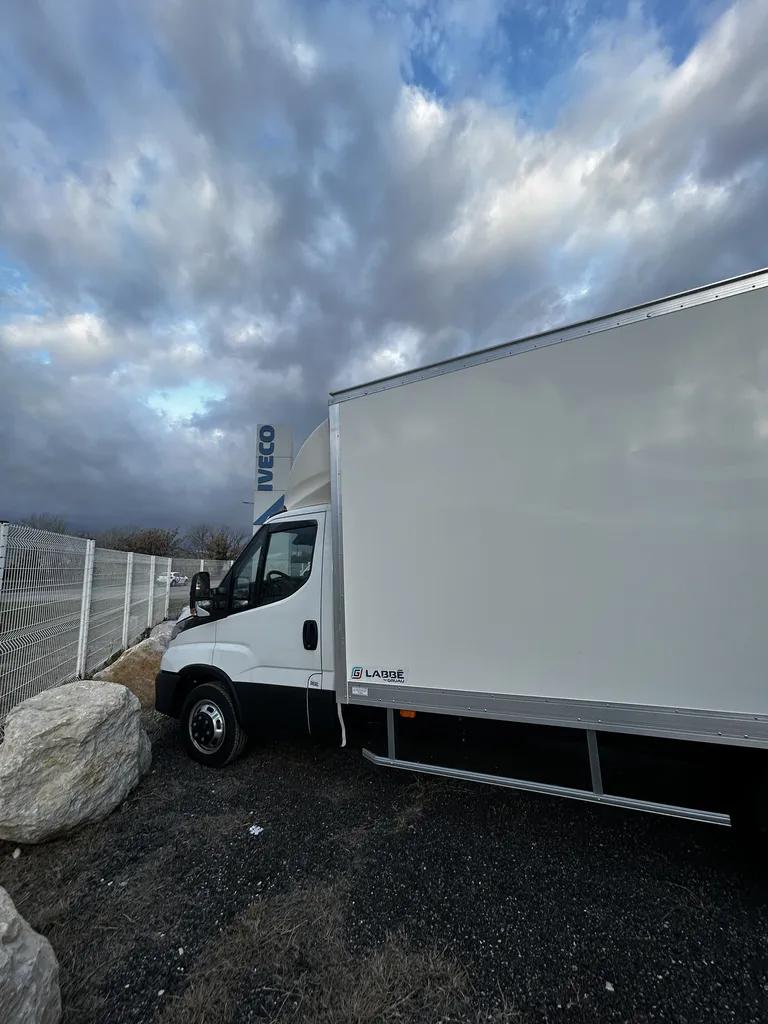 IVECO DAILY CAISSE ET HAYON 750 KGS