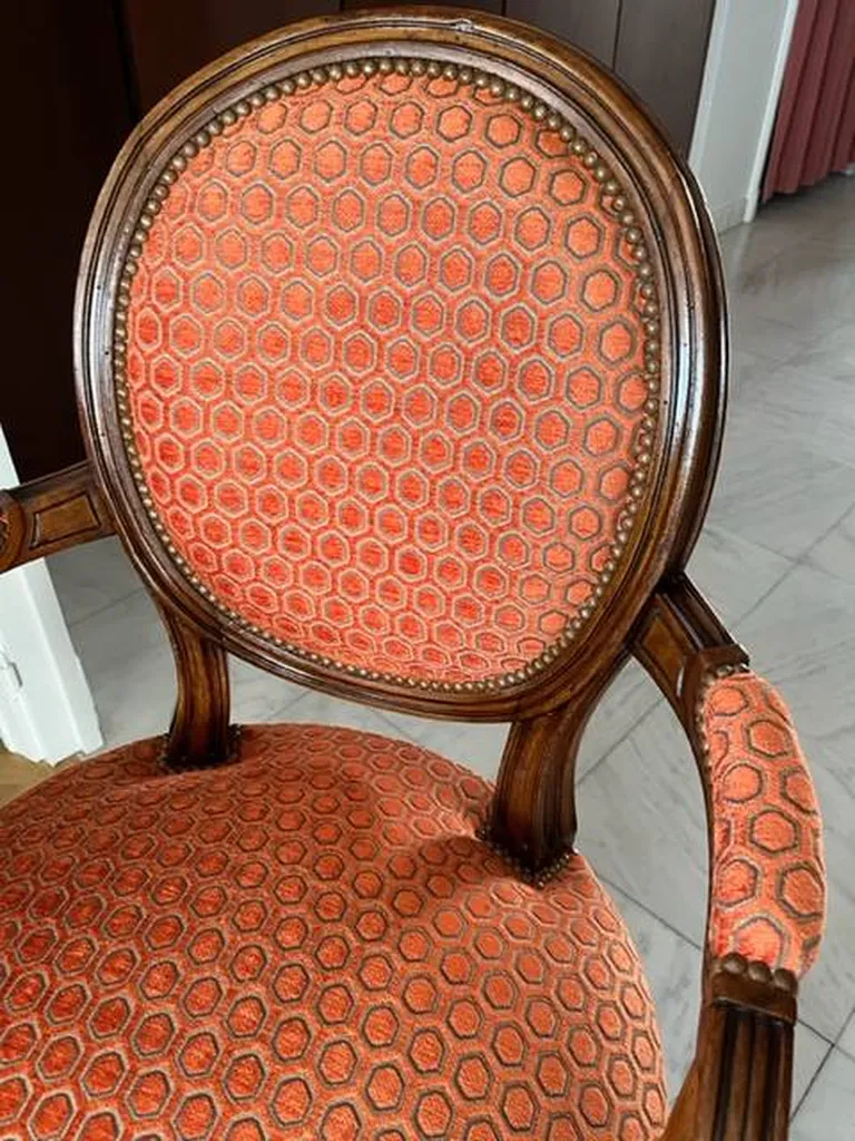 Réfection complère d'un cabriolet , finition clou, tissu intara de Jim Thomson