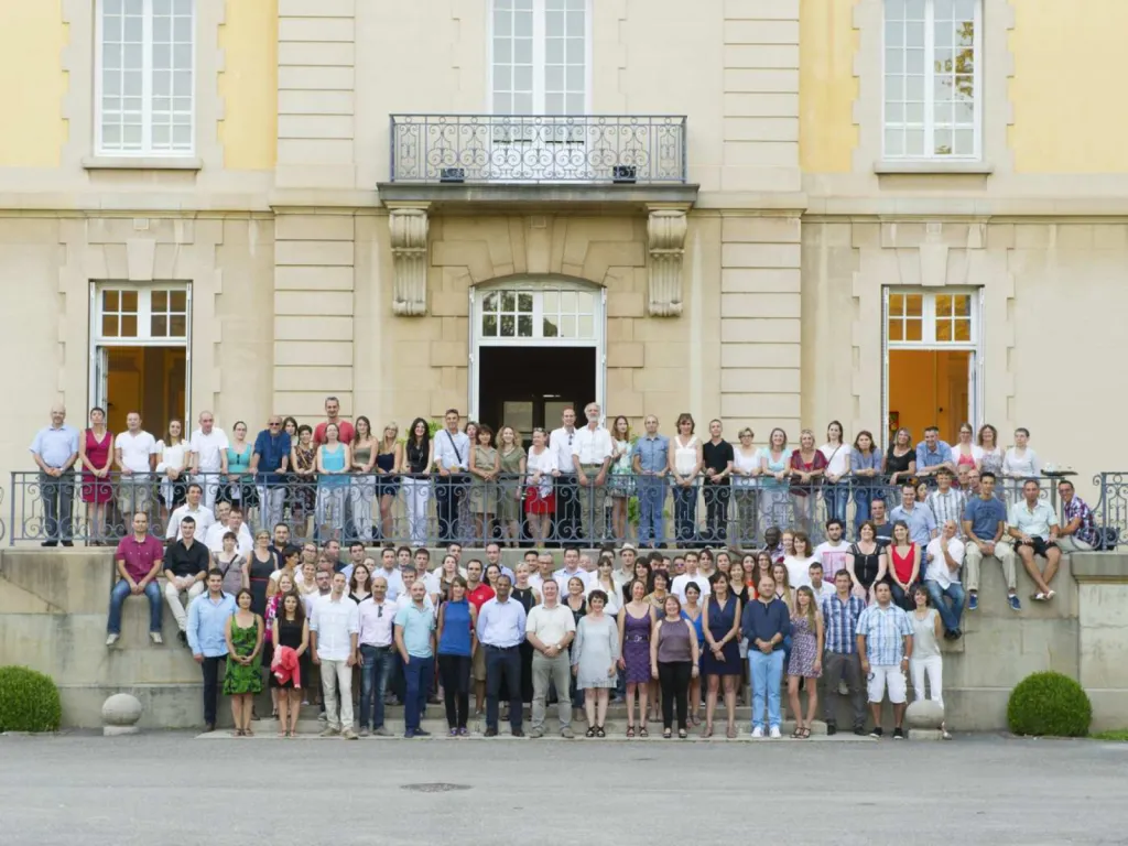 Photo de groupe au château de Lacroix-Laval prise par un photographe professionnel à Charbonnières-les-bains